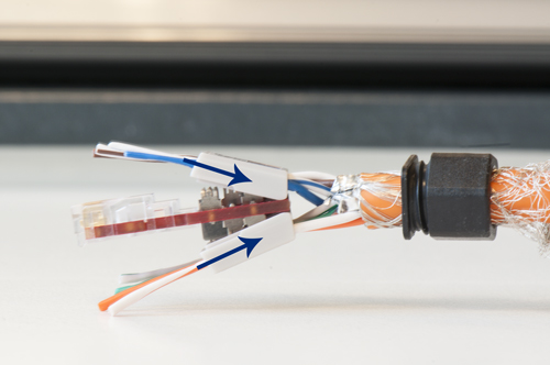 Schuif het ader-management systeem over de 8 aders.