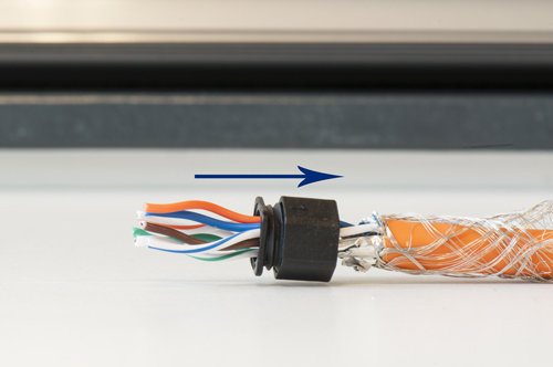 Vergeet de trekontlasting niet over de kabel heen te schuiven.