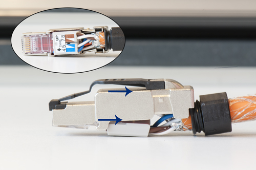 Plaats de kabel & ader management combinatie in de behuizing van de connector