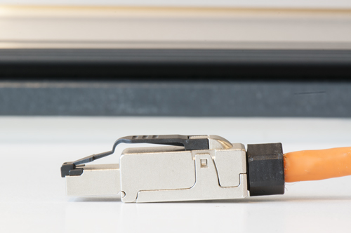 Na het wegknippen van de metalen shielding is de RJ45 connector klaar voor gebruik.