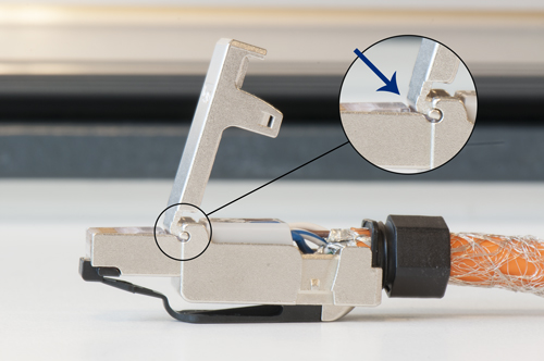 Haak de deksel in en druk deze dicht, eventueel met een parallel tang.