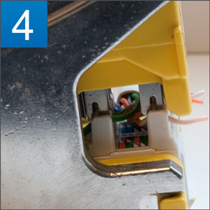 Knijp de tang dicht. De tang snijdt en krimpt alle draden in één beweging.