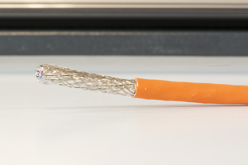 Strip je Cat.6A of Cat.7 massieve kabel van zijn mantel