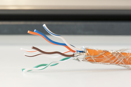 Untwist de aderparen van de massieve kabel zodat je 8 losse aders hebt.