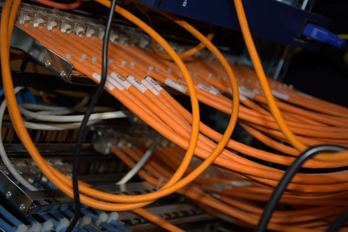 Stugge kabel voor stabiele en vaste netwerkinstallaties. Meerdere stugge kabels die in een patchpanel is geïnstalleerd in een serverruimte.